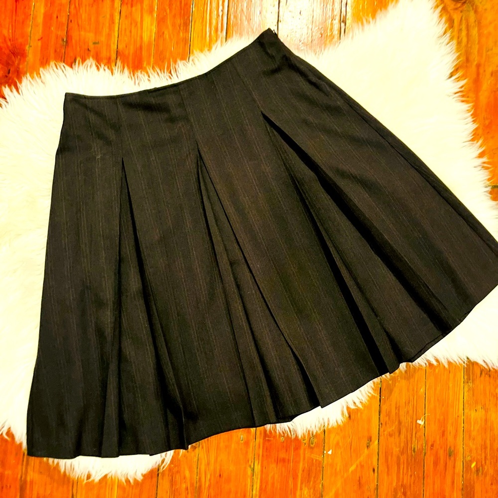 Sisley ~ Dark Brown Pleated Pinstripe Mindi Skirt. Size 4/6